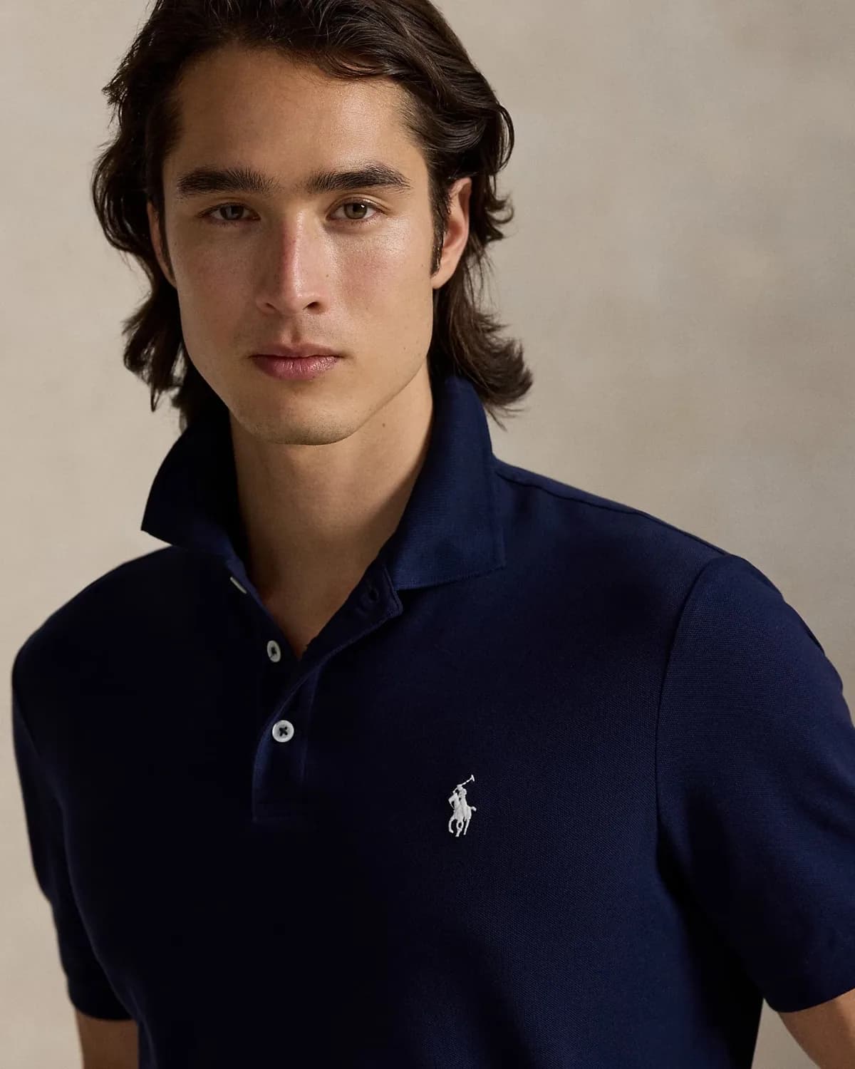 Hombre con camiseta polo azul marino de la Colección Polo