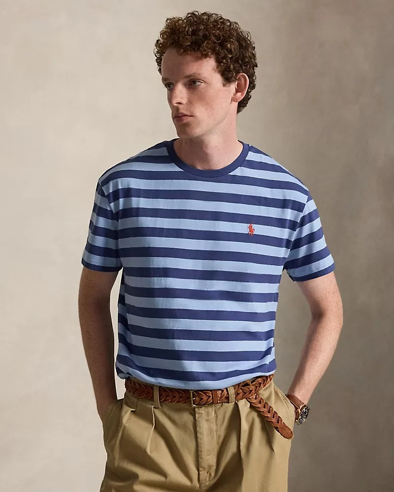 Hombre con camiseta a rayas azules