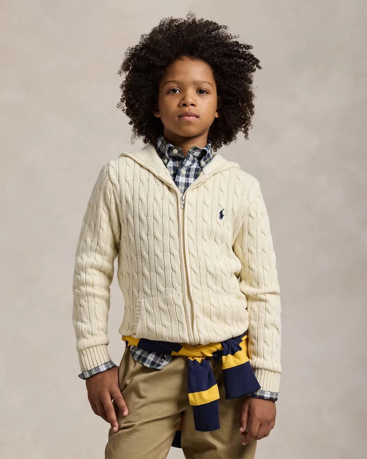 Niño con chaqueta tejida color crema