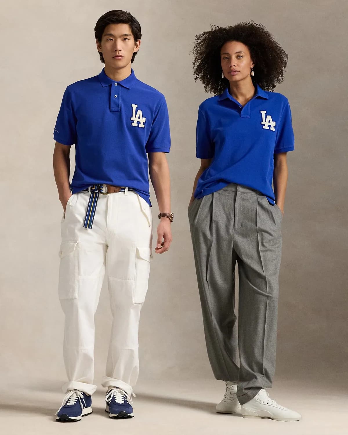 Pareja con camisetas polo LA azul rey