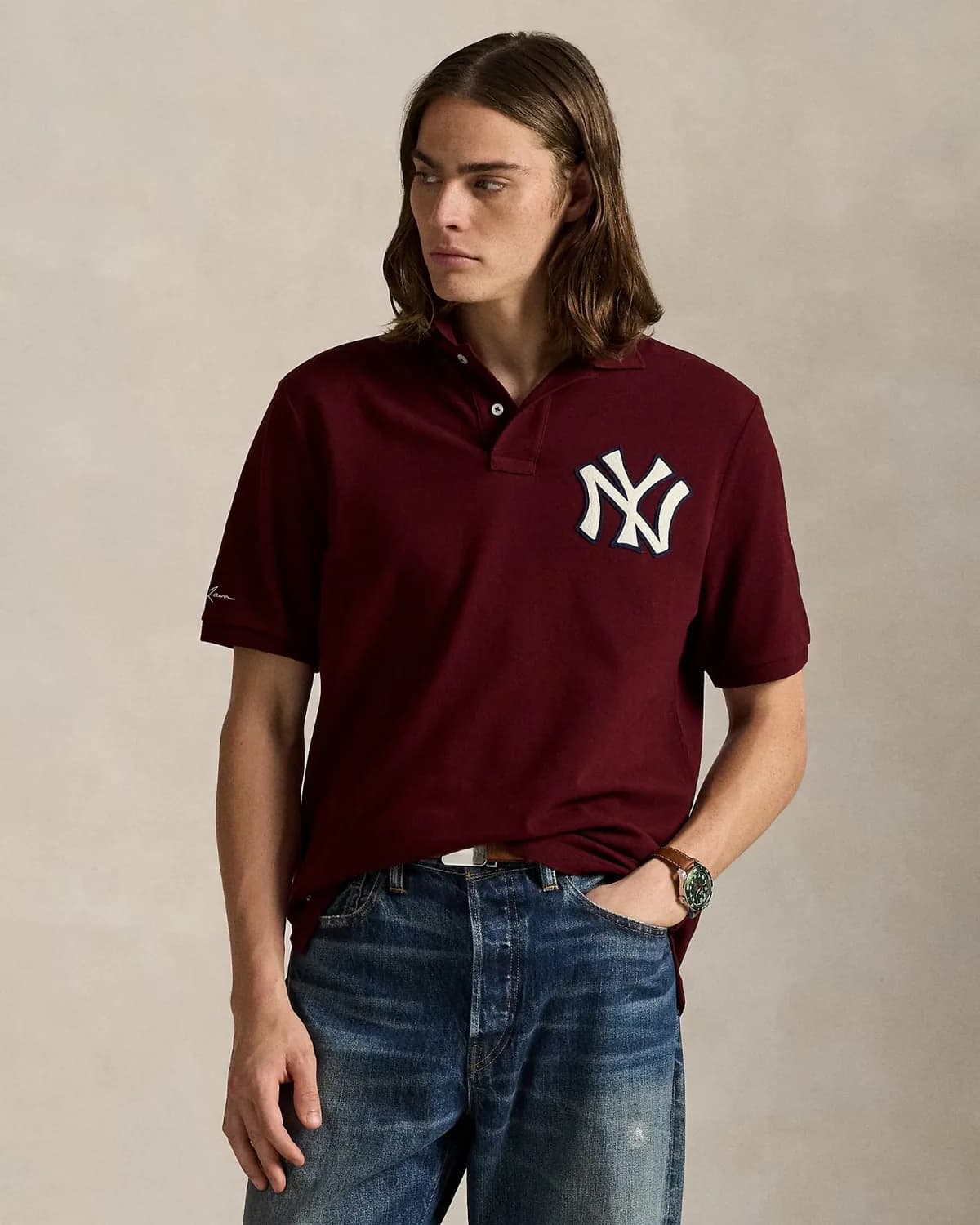 Hombre con camiseta polo NY vinotinto