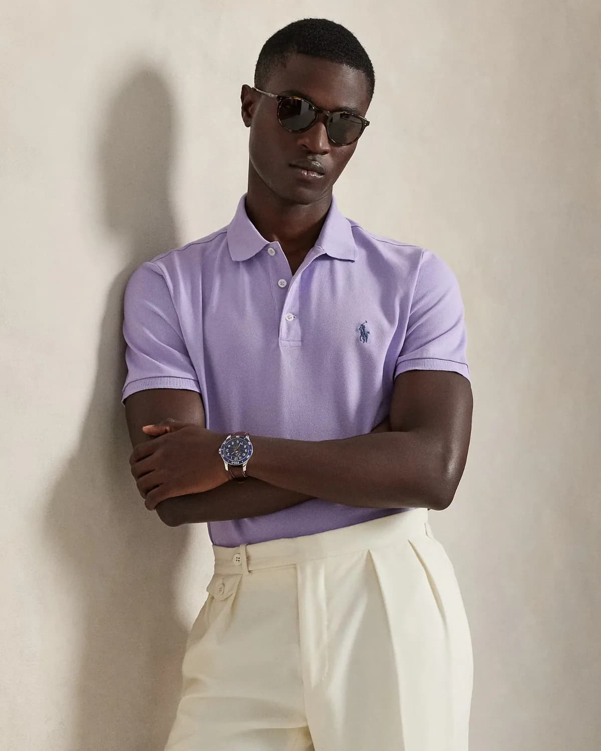 Hombre con camiseta polo piqué lila