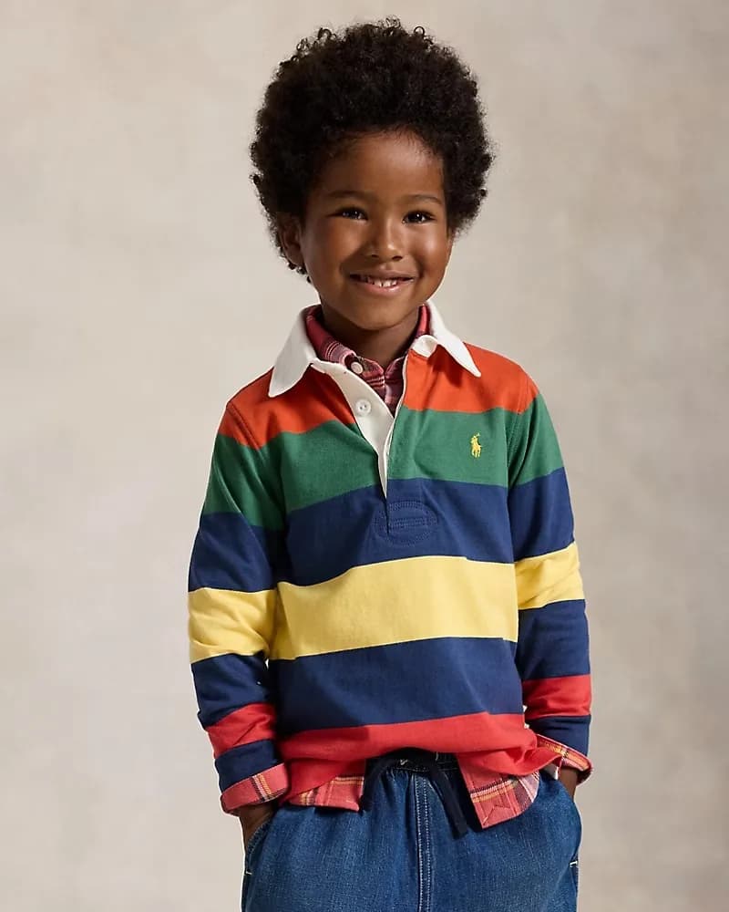 Niño con rugby a rayas de colores